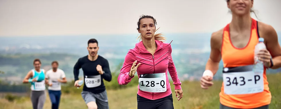grupa kobiet i mężczyzn biegnie w maratonie