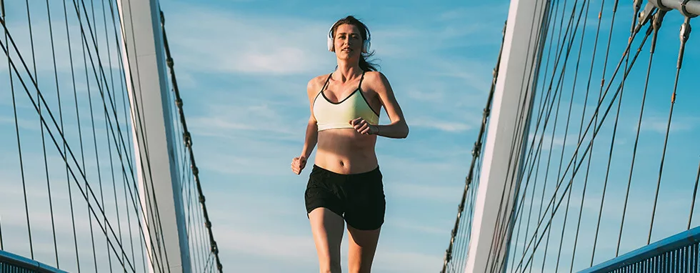 kobieta trenuje bieganie