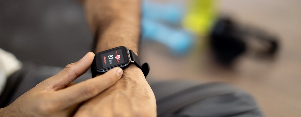 strefy tętna - mężczyzna sprawdza tętno na smartwatchu